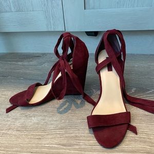 Maroon wedges